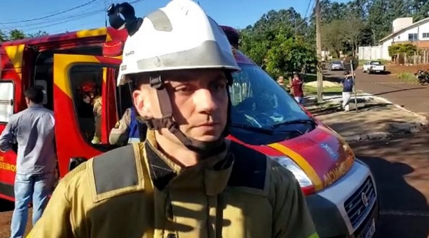 Motorista ficou sem freio e acabou tombando o caminhão na Rua Olindo Periolo