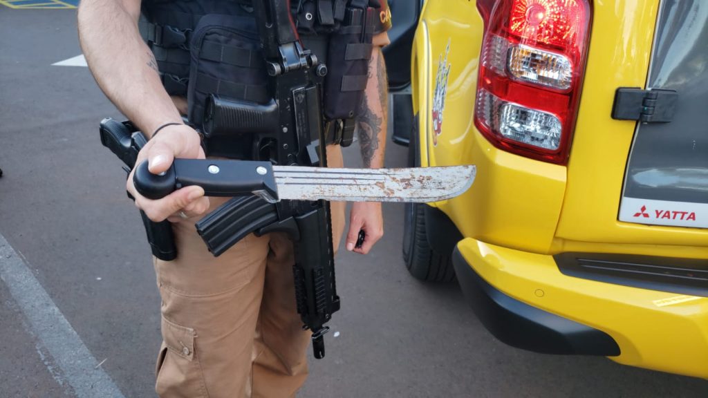 Homem é ferido por golpe de facão e pede ajuda em estabelecimento de Cascavel