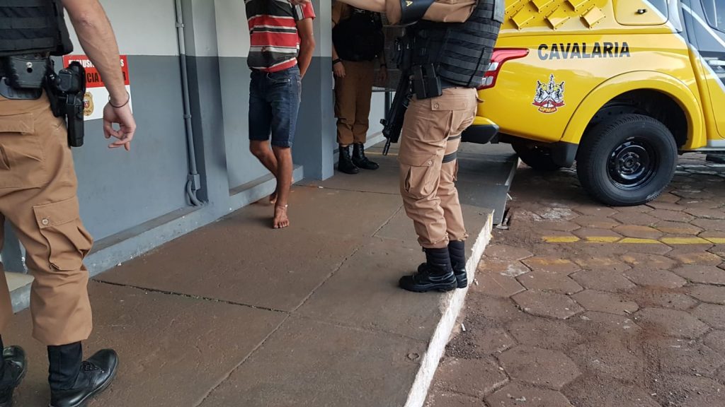 Casal detido acusado de envolvimento em que homem foi ferido com facão chega à 15ª SDP