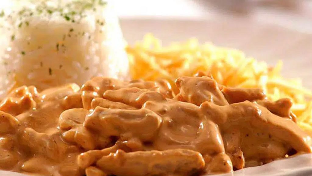 Strogonoff de Frango e Macarrão Alho e Óleo é atrativo do almoço no Restaurante Popular de hoje; confira o cardápio