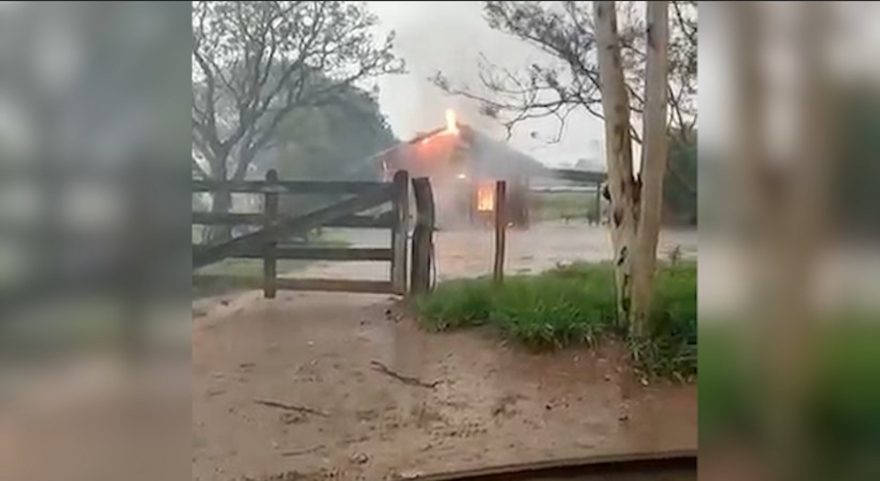 Vídeo: Queda de raio causa incêndio e destrói casa de madeira, no Mato Grosso do Sul