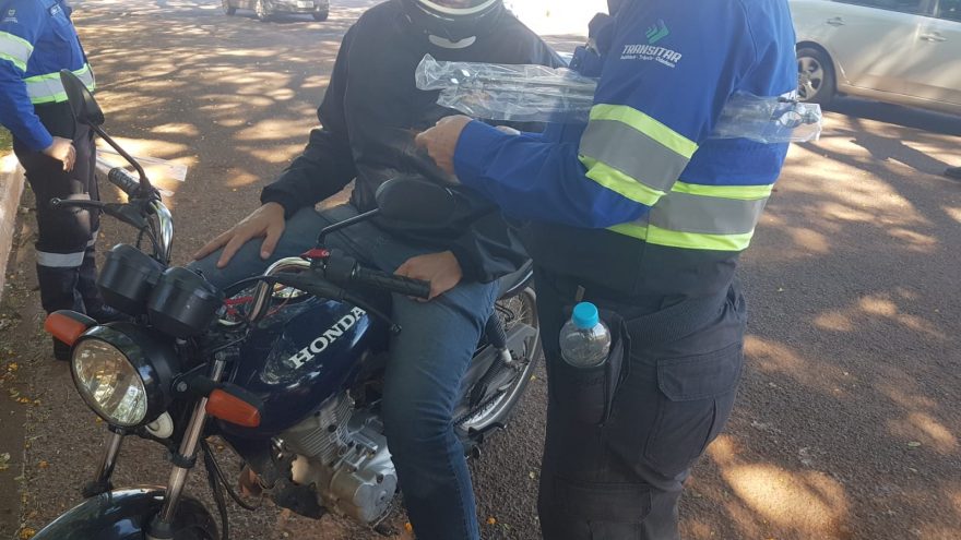 Transitar realiza Operação Educativa sobre o uso correto do capacete