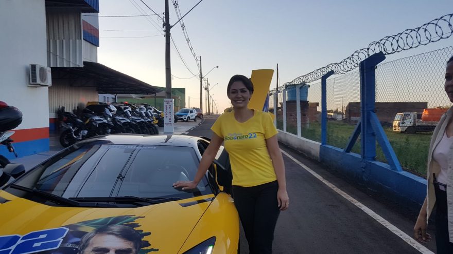 Michelle Bolsonaro posa para fotos com policiais e encontra políticos no aeroporto de Cascavel