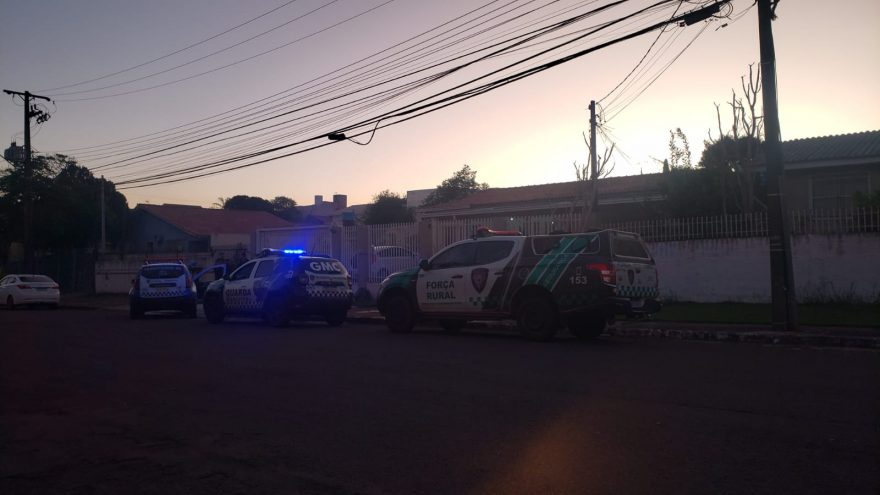 Homem que teria desacatado servidores se tranca em casa e é qualificado para responder pelo crime