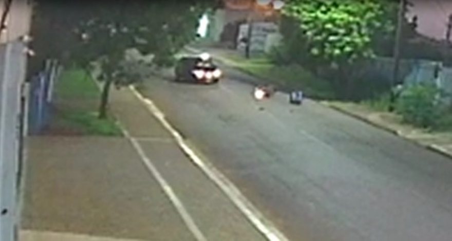 Veja momento de colisão entre carro e moto na Rua Fortunato Bebber