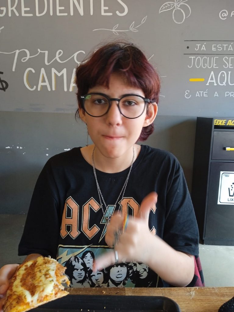 Giulia Camilo de Oliveira está desaparecida e familiares estão preocupados