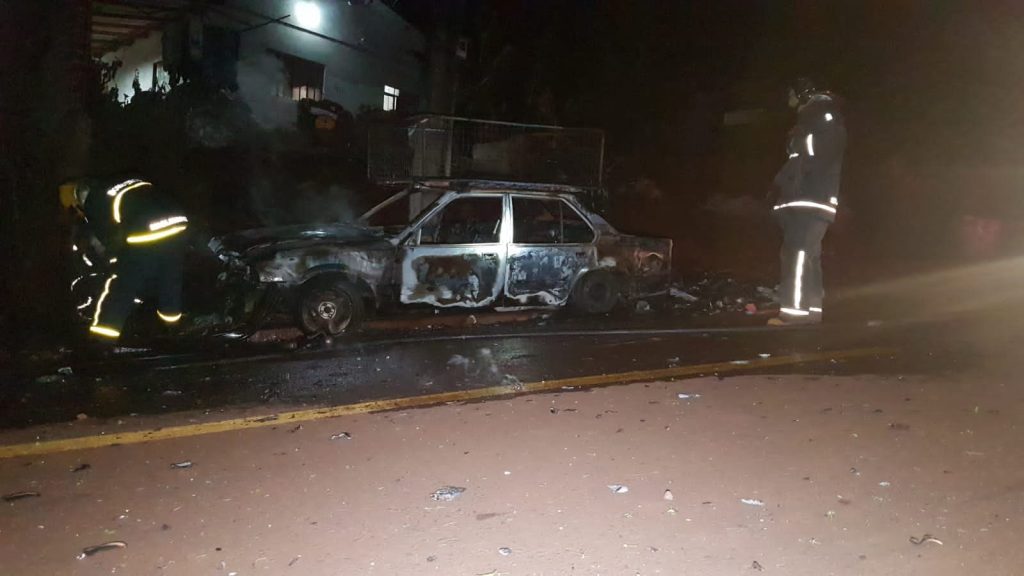 Veículo fica destruído após ser atingido por incêndio, no Bairro Santa Felicidade