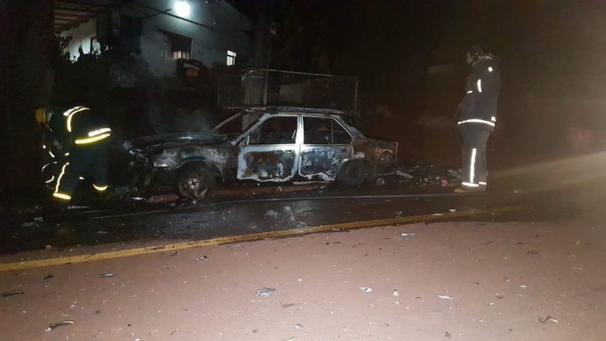 Veículo fica destruído após ser atingido por incêndio, no Bairro Santa Felicidade