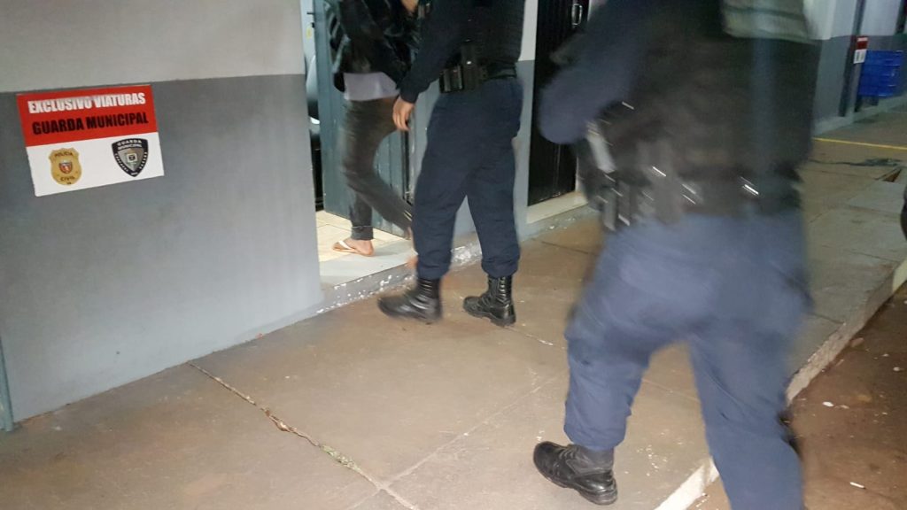 Homem usa escada para entrar no quintal de residência e é detido tentando furtar bike, no Cascavel Velho