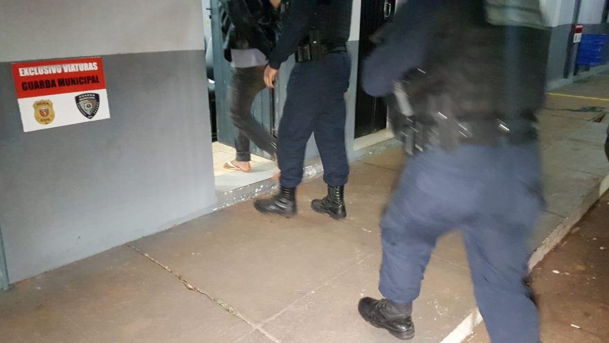 Homem usa escada para entrar no quintal de residência e é detido tentando furtar bike, no Cascavel Velho