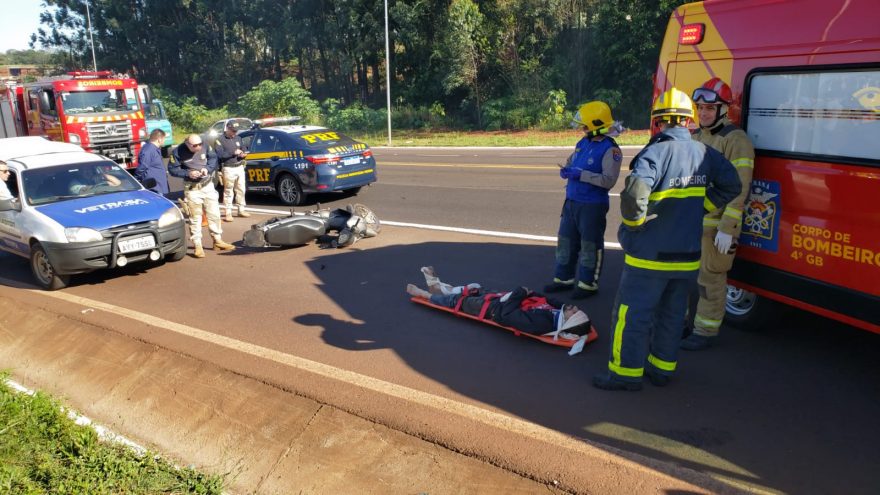 Motociclistas ficam feridos após colisão frontal na BR-277