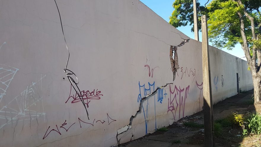 Muro repleto de rachaduras deixam moradores com medo de acidente no Pioneiros Catarinenses