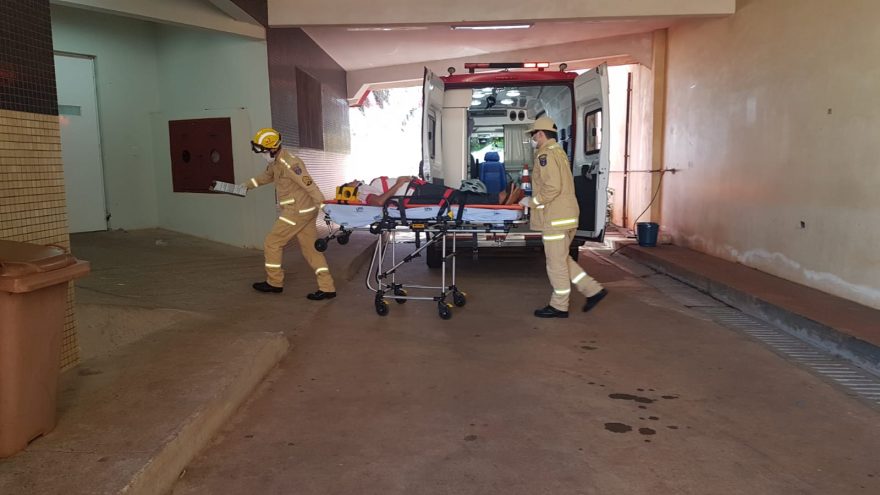 Mulher sofre contusões após queda de bicicleta no Centro