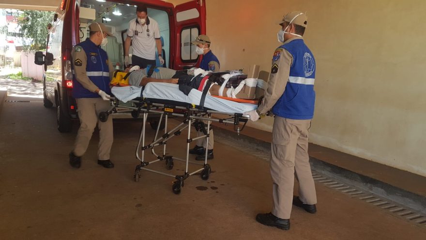Homem fica em estado grave após cair de uma altura de cerca 3 de metros na Região do Lago