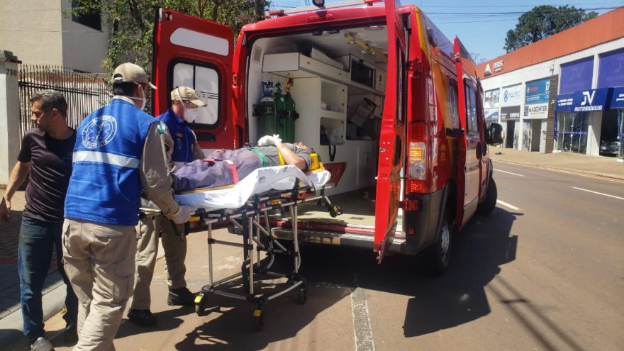 Motociclista sofre fratura nos dedos das mãos após colisão no Centro