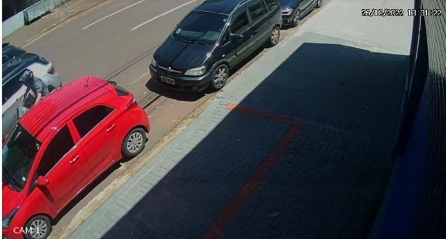 Impressionante: Veja o momento em que motociclista atinge carro estacionado na Rua Erechim