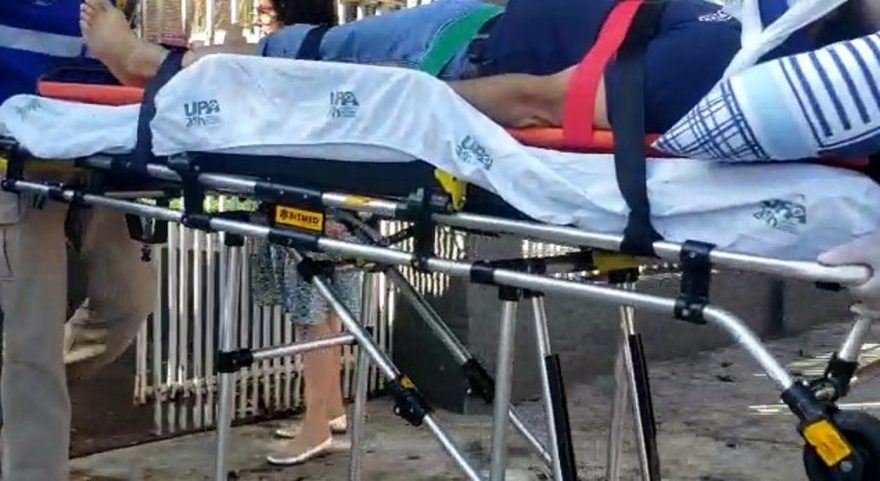 Homem sofre contusão na coluna após cair enquanto instalava televisão no Centro