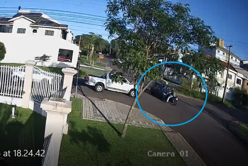 Câmera flagra colisão frontal entre carro e moto no Tropical