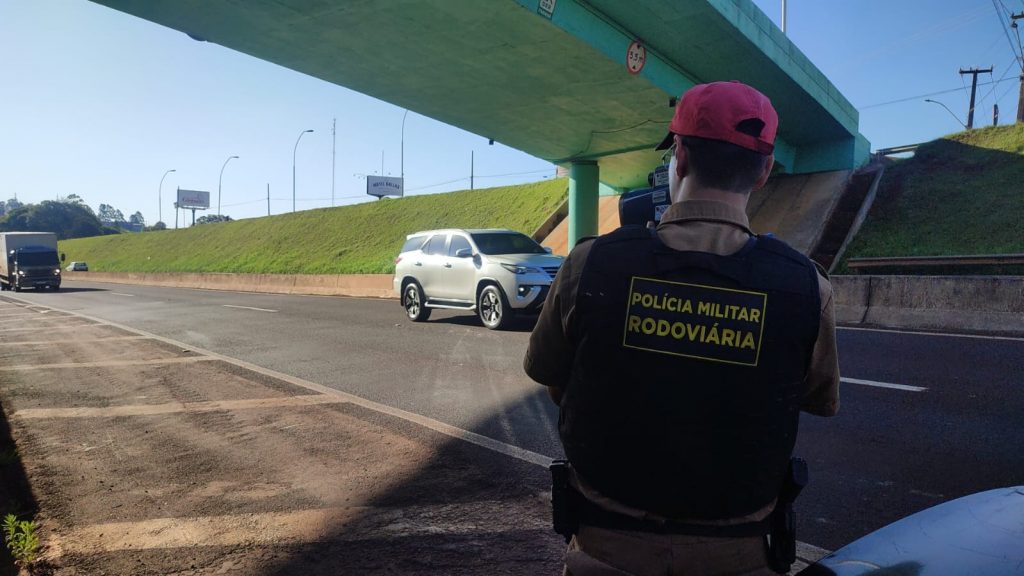 Polícia Rodoviária flagra condutores em alta velocidade com radar móvel na PRc-467