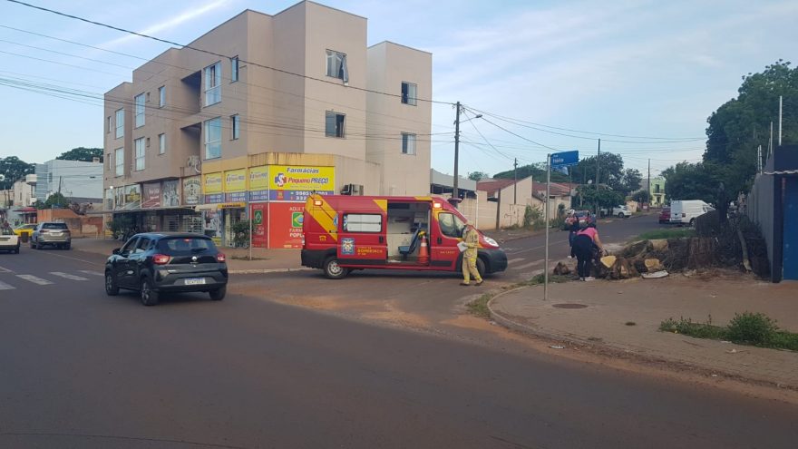 Por conta de pedras soltas na pista, mulher cai de motocicleta