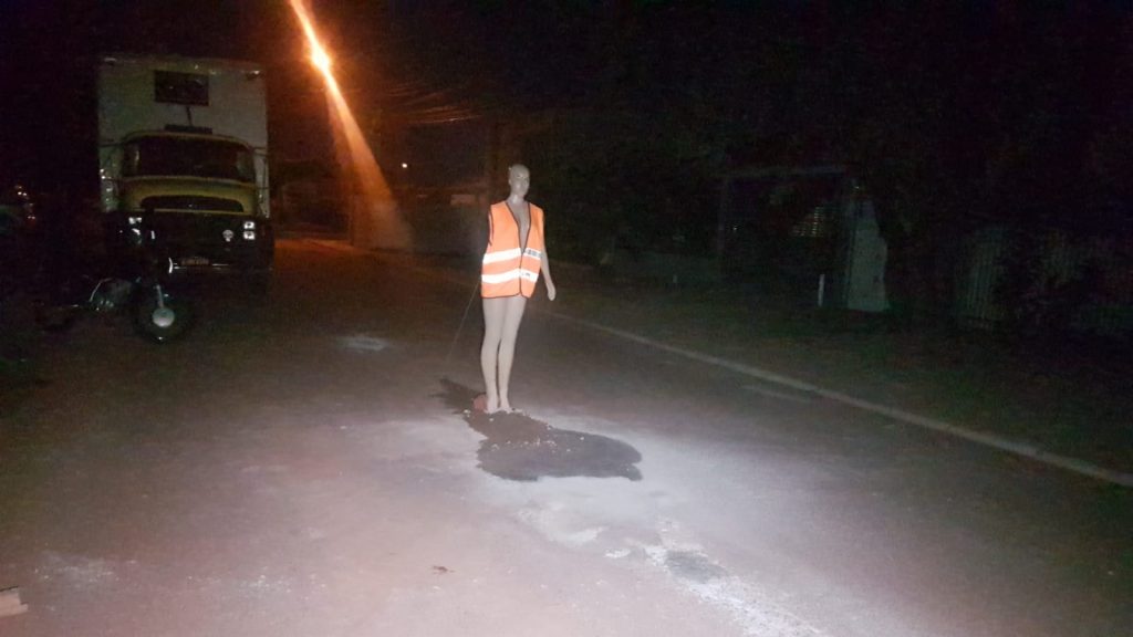 Sinalização alternativa: manequim é concretado em buraco no asfalto para avisar motoristas