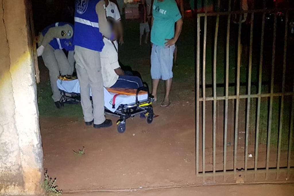 Homem fica ferido ao cair de cima do telhado de um imóvel no Bairro Floresta