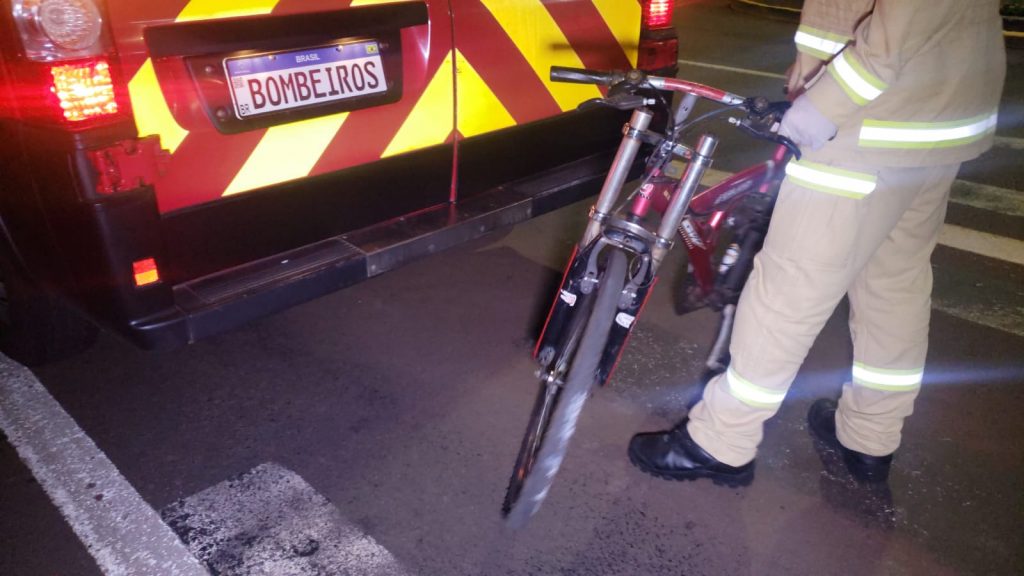 Ciclista fica ferido ao sofrer queda na Avenida Brasil