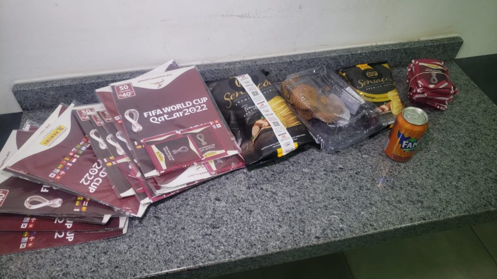 Adolescente é apreendido ao furtar álbum de figurinhas, chips, bolo e refrigerante em supermercado