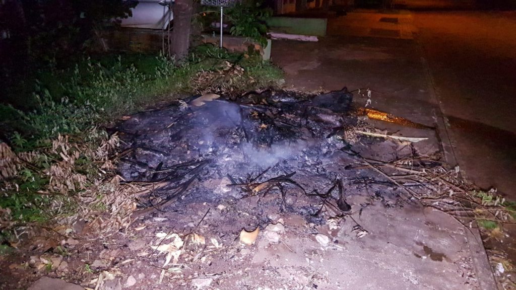 Temendo que fogo ateado em entulhos atingisse fiação elétrica, moradores acionam Bombeiros no Tarumã