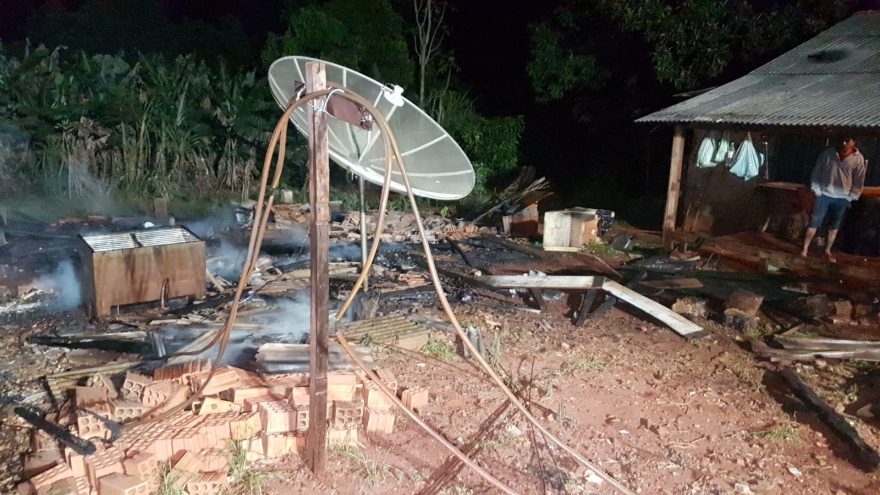 Desastre: incêndio de grandes proporções deixa duas casas completamente destruídas, em Juvinópolis; morador perdeu tudo