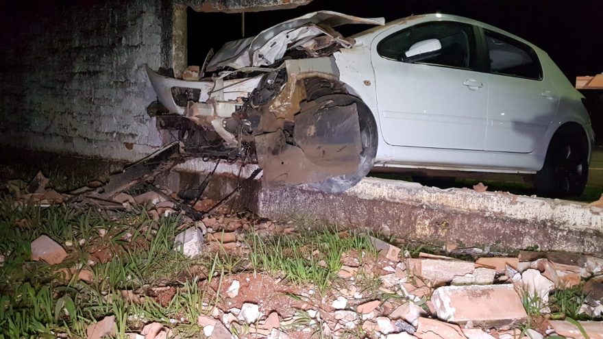 Peugeot fica com a frente destruída após colidir contra muro, na área militar