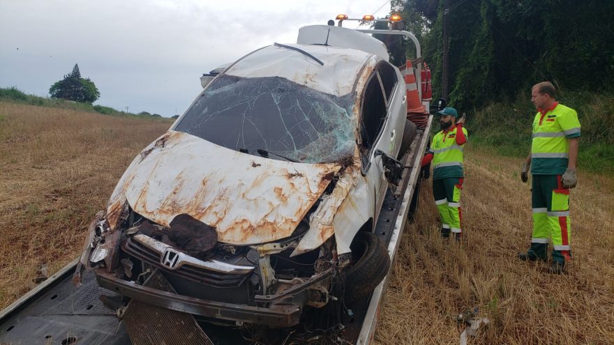Vítima fica enclausurada após capotamento na BR-277 em Céu Azul