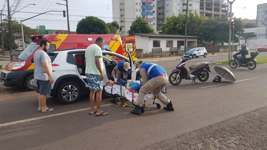 Motociclista fica ferida ao sofrer queda no Centro