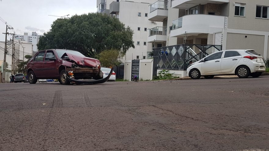 Colisão deixa veículos danificados no Centro