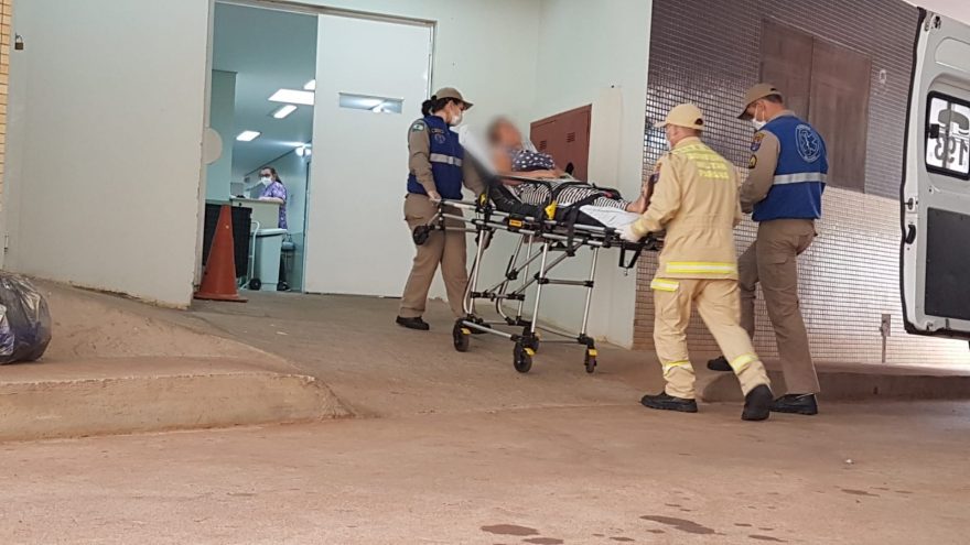 Mulher fica ferida ao colidir veículo contra anteparo no Bairro XIV de Novembro
