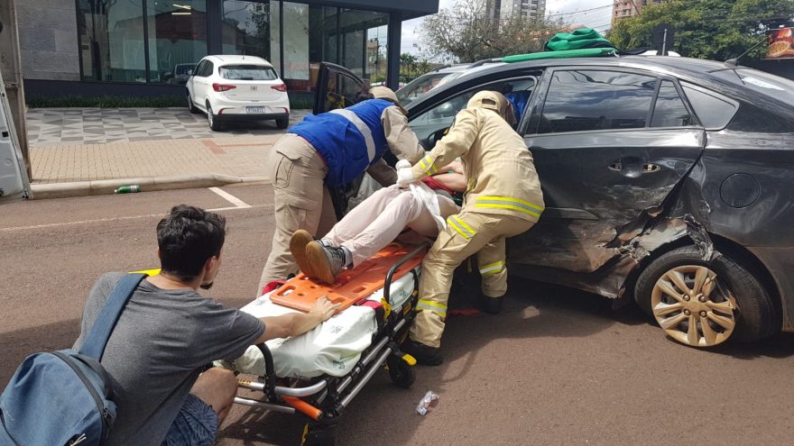Homem sofre contusão na cervical após forte colisão de trânsito no Centro