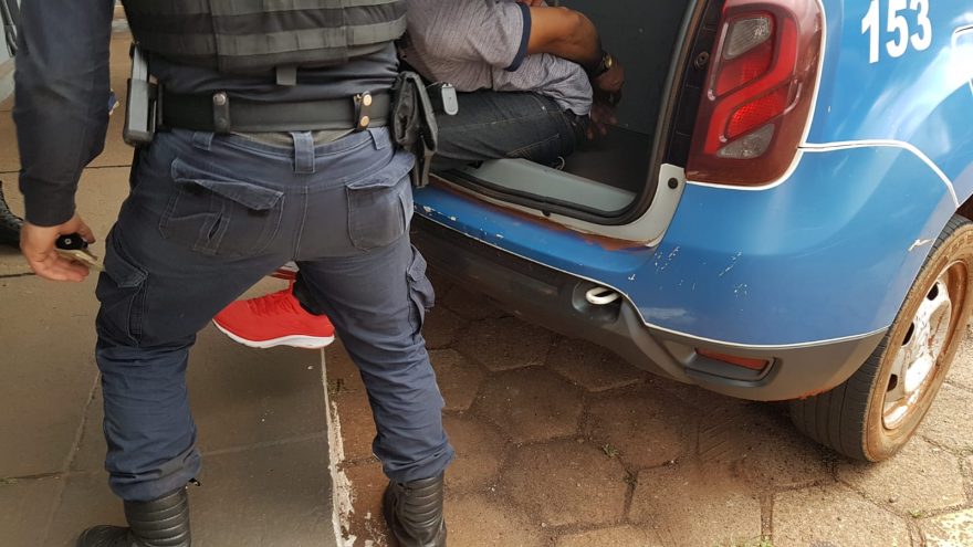 Homem é detido com mandado de prisão em aberto por homicídio
