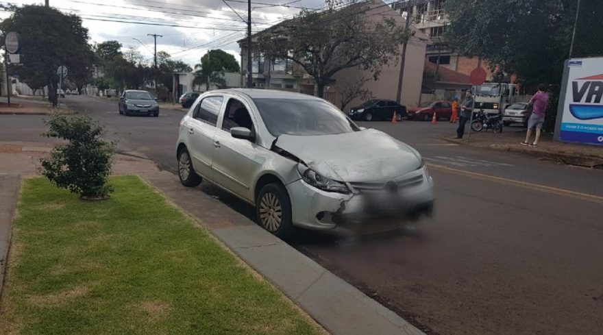 Automóveis ficam bastante danificados após colisão no Bairro Coqueiral