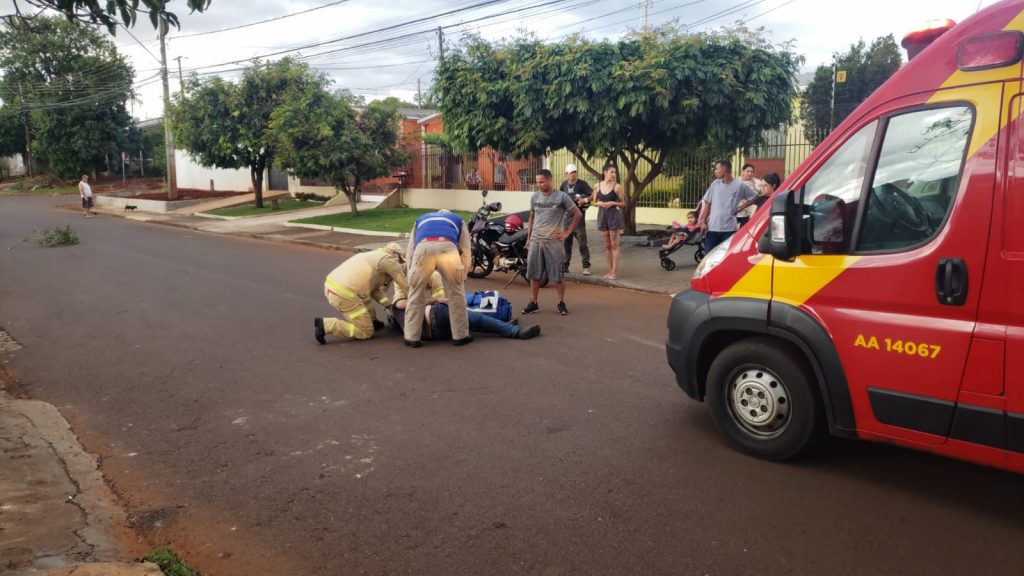 Casal sofre queda de moto ao tentar desviar de cachorro