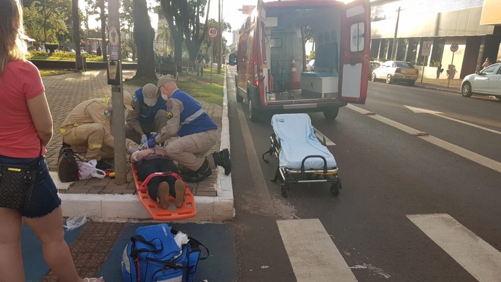 Mulher sofre ferimentos na cabeça ao ser atropelada por bicicleta na Av. Brasil