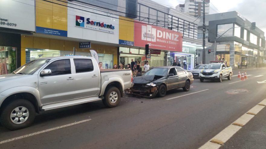Corona e Hilux se envolvem em colisão na Av. Brasil