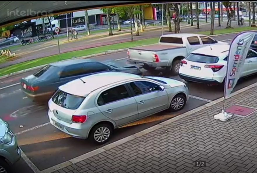 Veja o momento da colisão entre Corona e Hilux na Av. Brasil