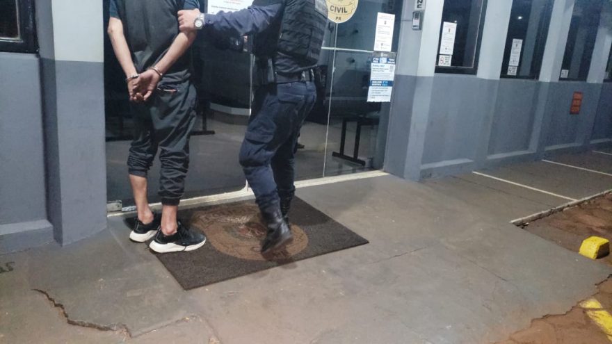 Fiat Uno com alerta de furto é interceptado no centro de Cascavel; condutor foi detido