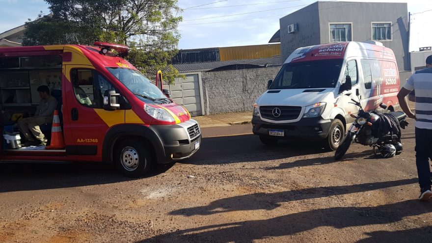 Acidente entre motocicleta e van deixa duas pessoas feridas no Bairro Universitário