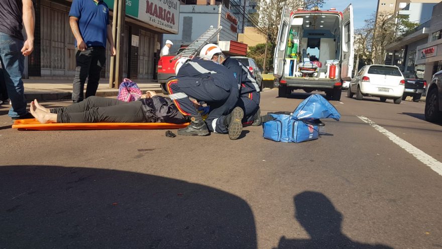 Mulher sofre suspeita de fratura na perna em acidente de trânsito no Centro