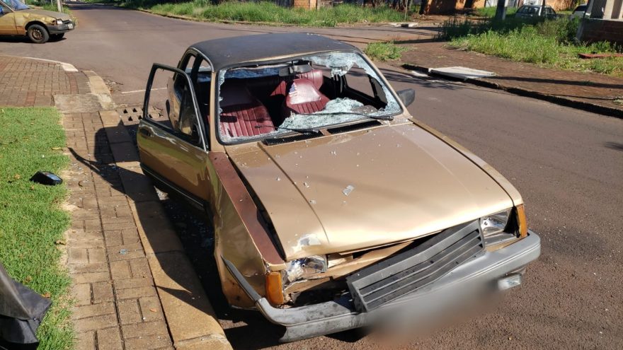 Automóvel é depredado com tijolos no Bairro Alto Alegre