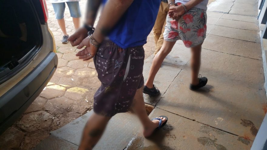 Jovens em posse de drogas são detidos na Região Norte; dois carros foram apreendidos