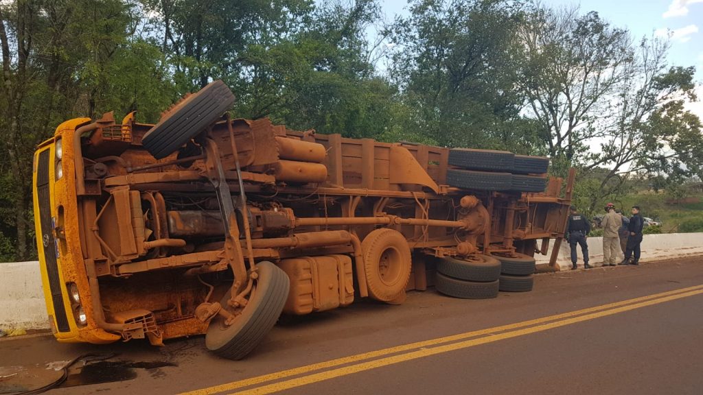 Homem fica ferido após caminhão tombar na PR-180