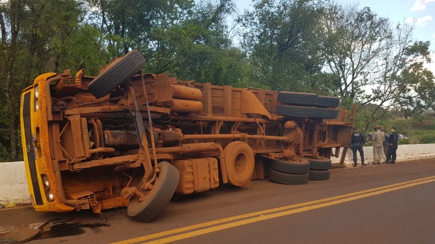 Homem fica ferido após caminhão tombar na PR-180