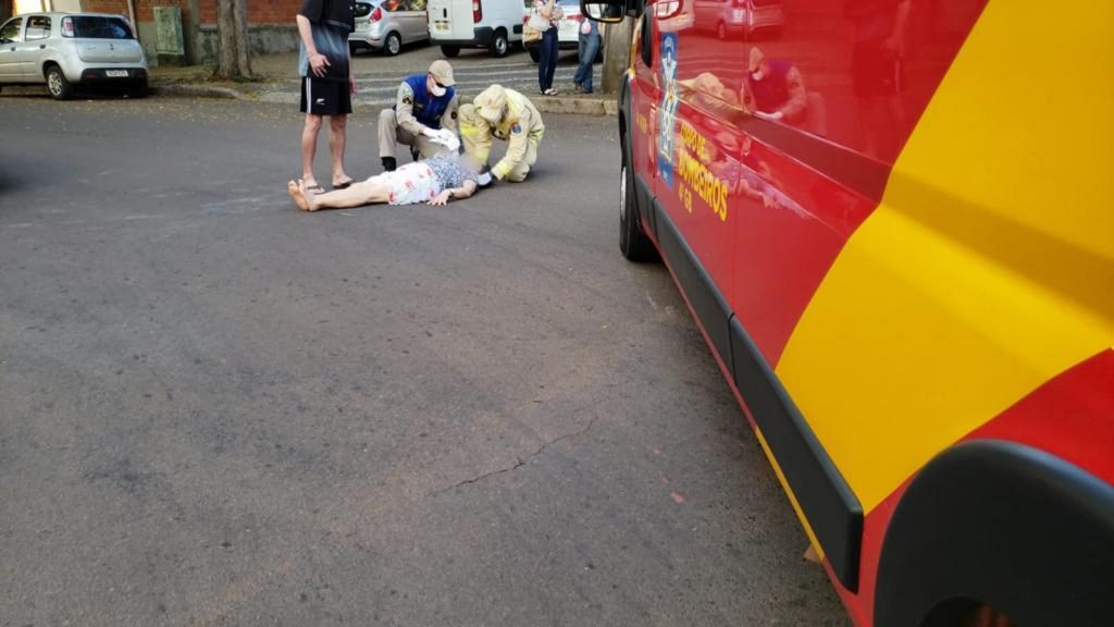 Idosa fica ferida ao ser atropelada no Centro
